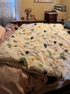 Pillowfort ~ Twin Comforter with Multicolor Dinosaurs~ Twin~Cotton